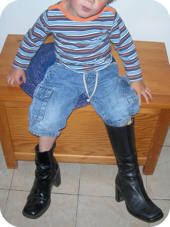 Miniloup aime les chaussures... de sa maman !