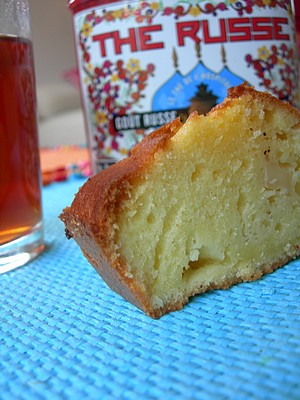 Gâteau aux pommes et thé russe fimant