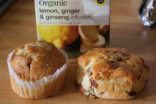 muffin carotte / orange, scone et herbal tea from Marks & Spencer