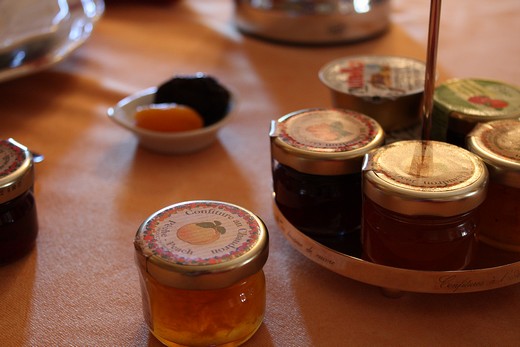 Château de l'Abbaye de Moreilles - Vendée - petit déjeuner au coin de la cheminée