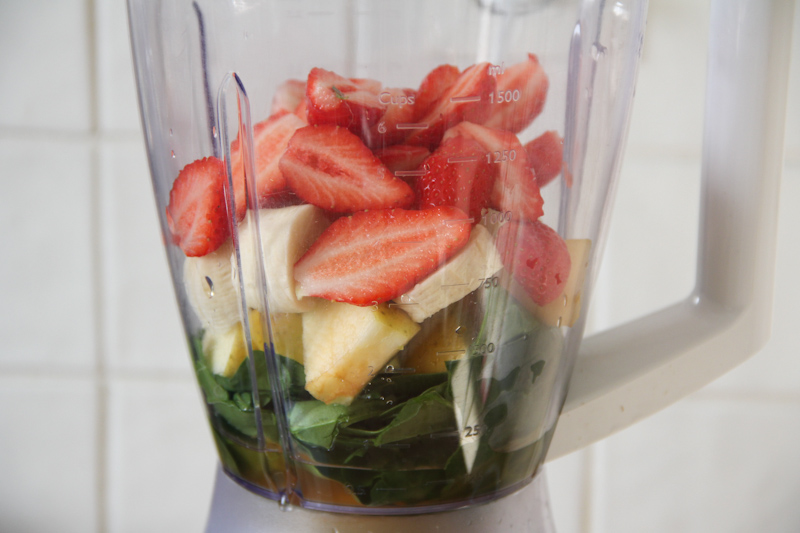 Healthy green smoothie fraise pommes épinards (pour la recette, cliquez sur l'image)