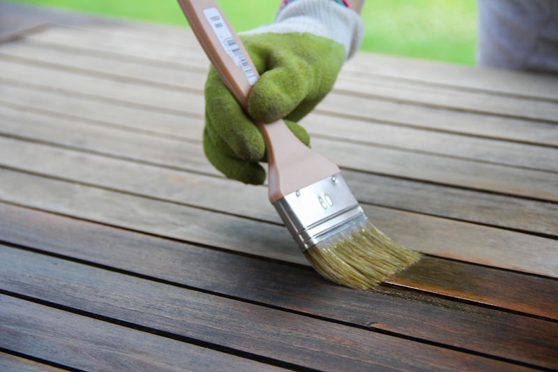 Relooker une vieille table de jardin en plastique - SHAKING COLORS