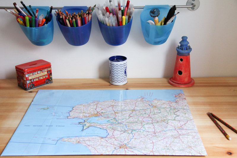 DIY sous-main bureau carte de Bretagne (via mercipourlechocolat.fr)