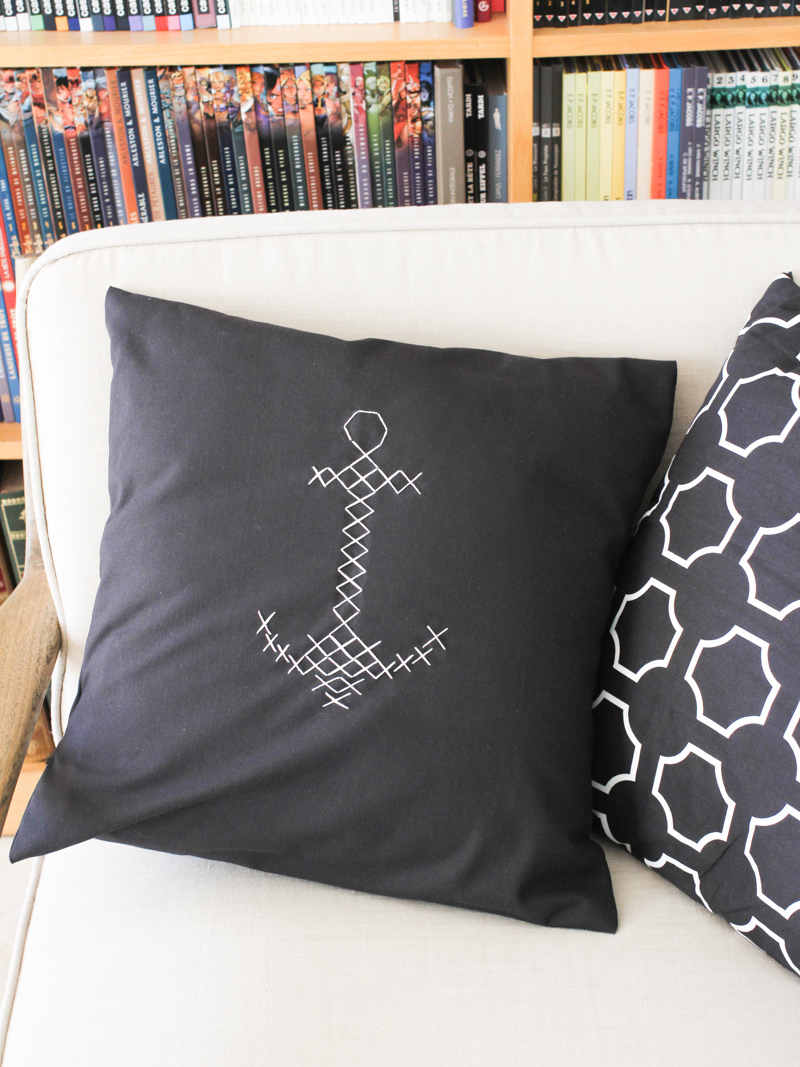 housse coussin portefeuille brodé ancre marine (pour le DIY, cliquez sur l'image)