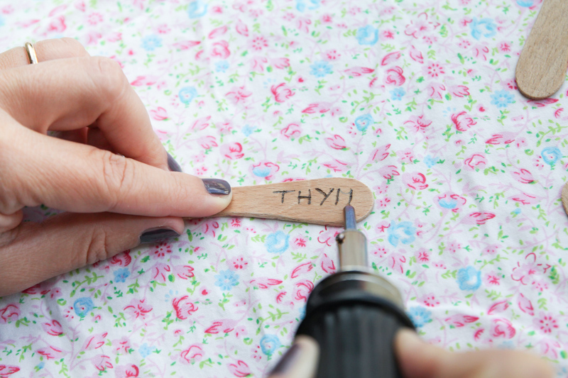 DIY étiquettes jardin aromatique pyrogravées (via mercipourlechocolat.fr)