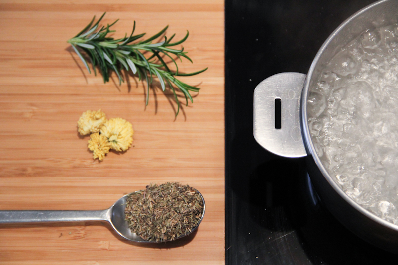 Recette boisson detox fraîche : thym romarin chrysanthème (via wonderfulbreizh.fr)