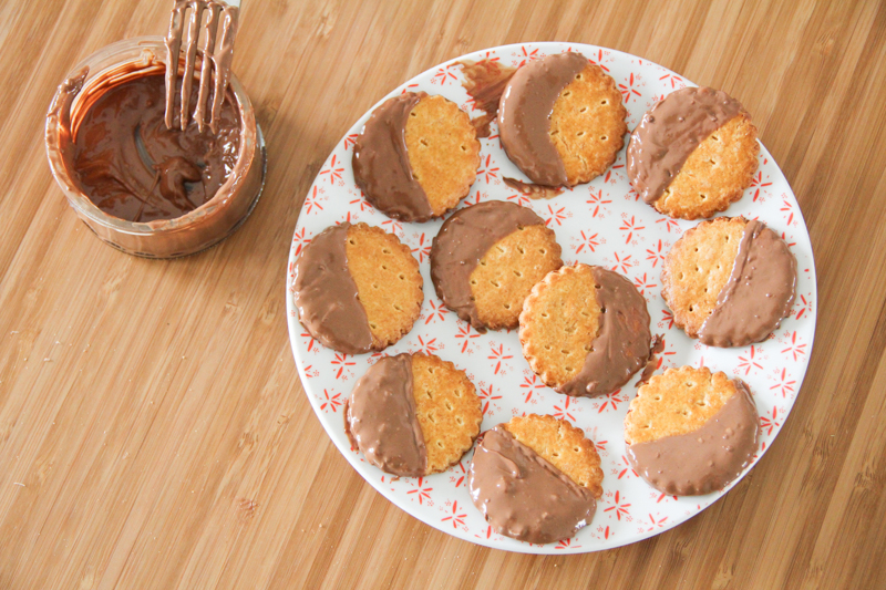 Galettes bretonnes au chocolat de Pâques - Astuce récup pour recycler ses chocolats de Pâques (via mercipourlechocolat.fr)