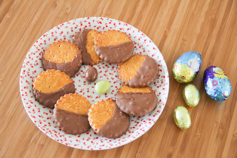 Galettes bretonnes au chocolat de Pâques - Astuce récup pour recycler ses chocolats de Pâques (via mercipourlechocolat.fr)