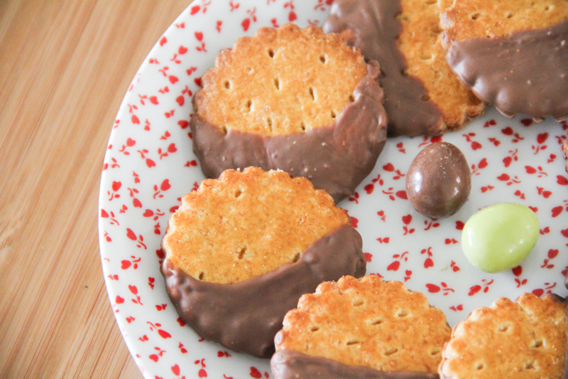 Galettes bretonnes au chocolat de Pâques - Astuce récup pour recycler ses chocolats de Pâques (via mercipourlechocolat.fr)