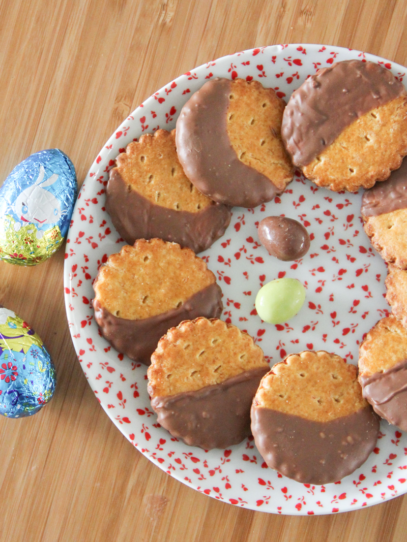 Galettes bretonnes au chocolat de Pâques - Astuce récup pour recycler ses chocolats de Pâques (via mercipourlechocolat.fr)