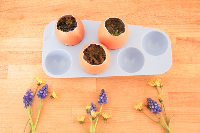 DIY oeufs de pâques fleuris - easter eggs (via wonderfulbreizh.fr)