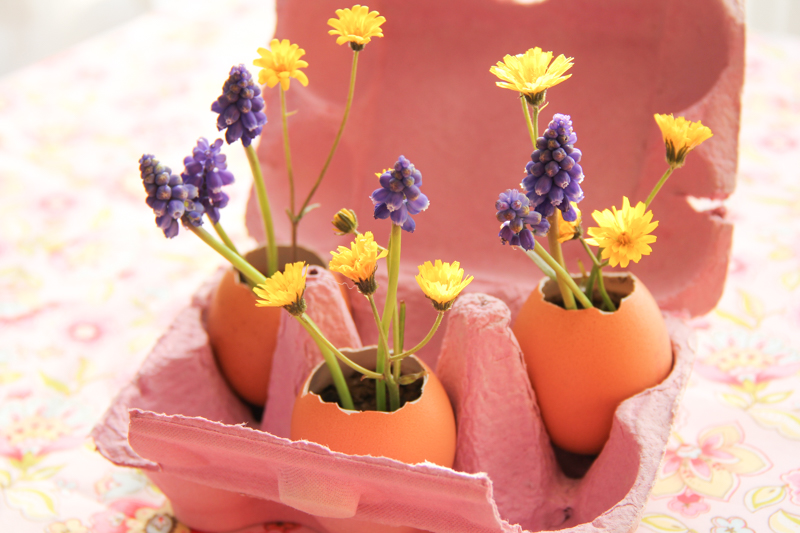 DIY oeufs de pâques fleuris - easter eggs (via wonderfulbreizh.fr)