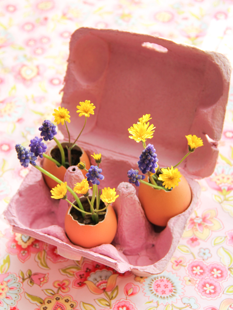 DIY oeufs de pâques fleuris - easter eggs (via wonderfulbreizh.fr)