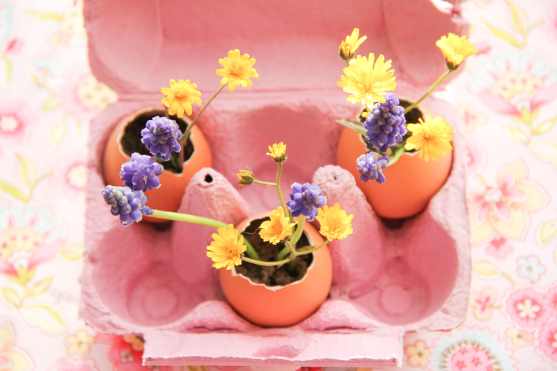 DIY oeufs de pâques fleuris - easter eggs (via wonderfulbreizh.fr)