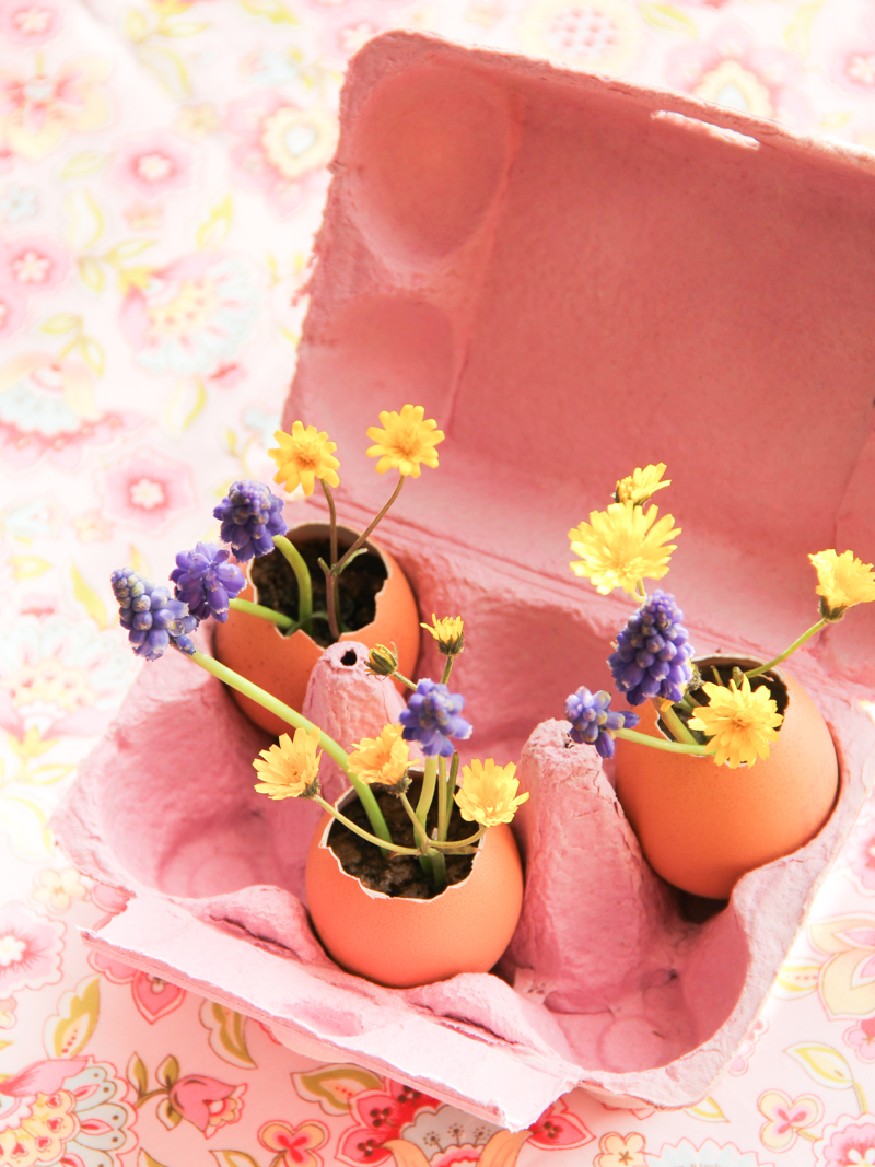 DIY oeufs de pâques fleuris - easter eggs (via wonderfulbreizh.fr)