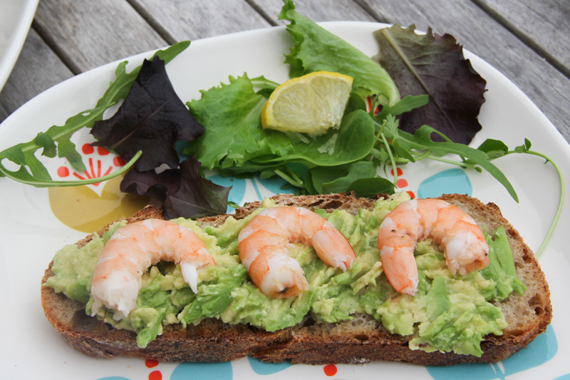 recette tartine à avocat crevettes (via mercipourlechocolat.fr)