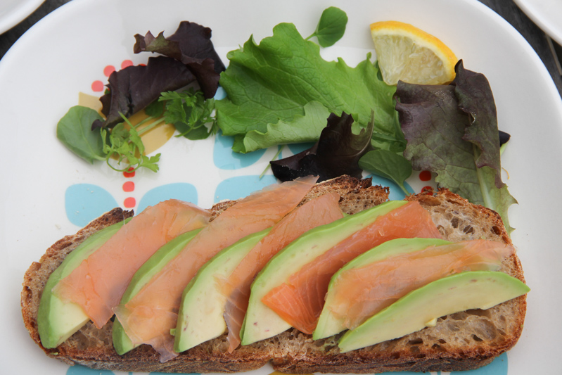 recette tartine à avocat saumon (via mercipourlechocolat.fr)