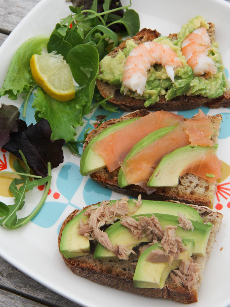 3 recettes de tartines à l'avocat (saumon, crevettes, thon) (via mercipourlechocolat.fr)