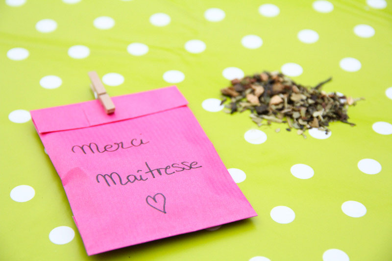 DIY cadeau pour les maîtresses : mug infuseur personnalisable (via www.mercipourlechocolat.fr)