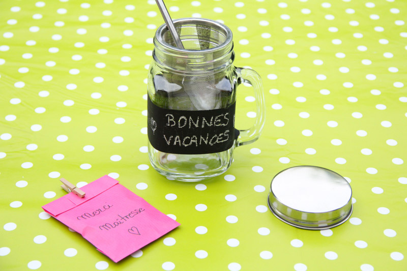 DIY cadeau pour les maîtresses : mug infuseur personnalisable (via www.mercipourlechocolat.fr)