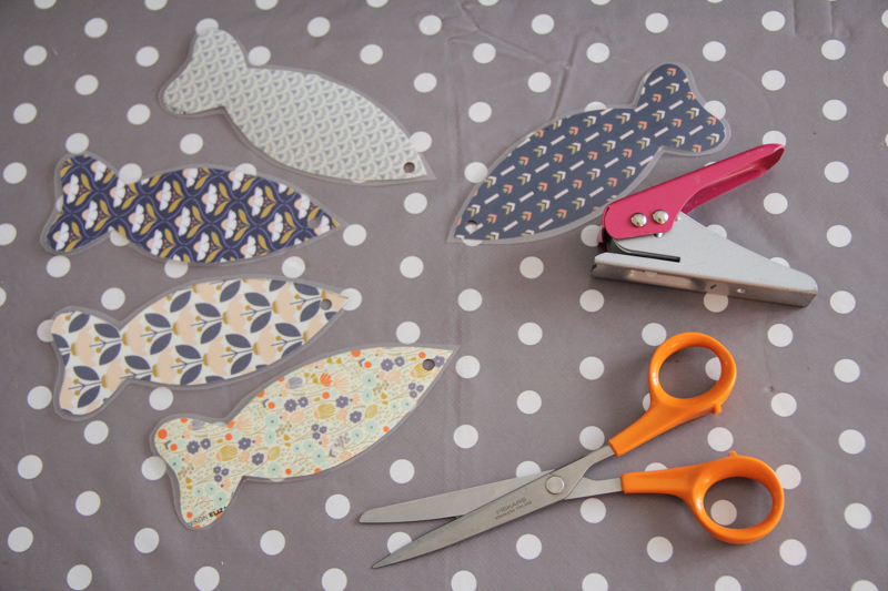 DIY mobile poissons papier plastifié (via mercipourlechocolat.fr)