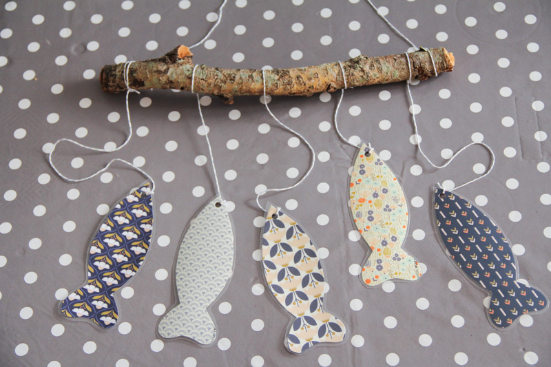 DIY mobile poissons papier plastifié (via mercipourlechocolat.fr)