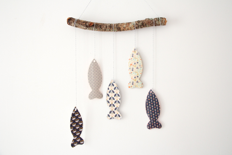 DIY mobile poissons papier plastifié (via mercipourlechocolat.fr)