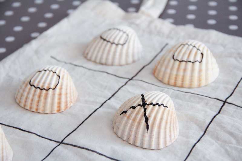 DIY jeu de morpion coquillages (via mercipourlechocolat.fr)