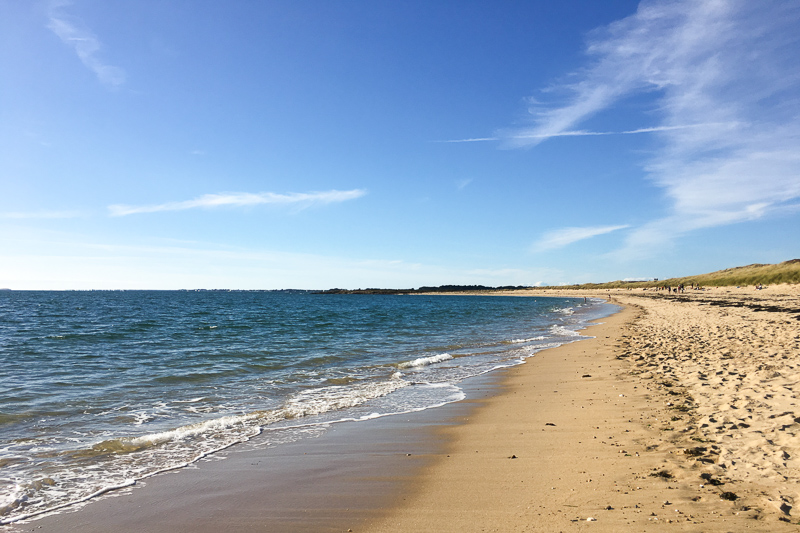 plage de Saint-Pierre de Locmariaquer - Morbihan (via www.mercipourlechocolat.fr)