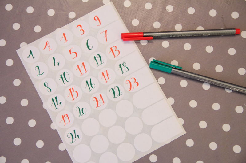 DIY calendrier de l'avent kraft & récup (via mercipourlechocolat.fr)