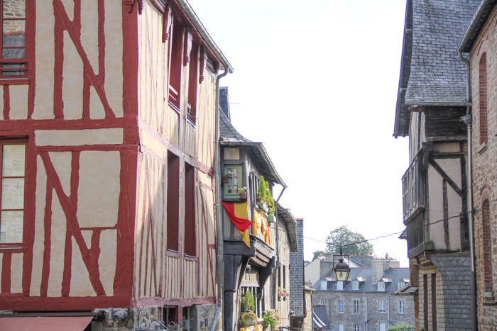 montée rue du Jerzual - Dinan, Bretagne (via mercipourlechocolat.fr)