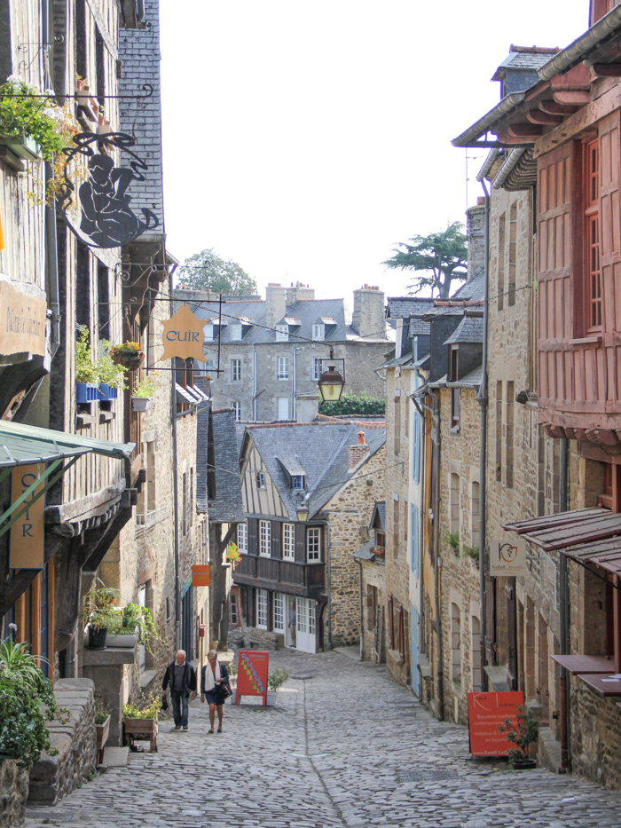 montée rue du Jerzual - Dinan, Bretagne (via mercipourlechocolat.fr)