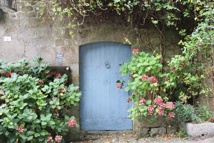 montée rue du Jerzual - Dinan, Bretagne (via mercipourlechocolat.fr)