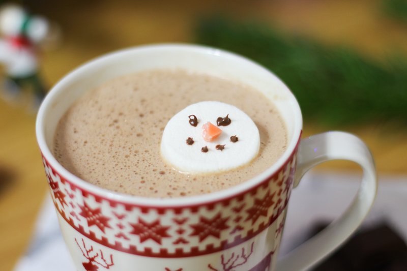 recette chocolat chaud aux épices - Noël (via mercipourlechocolat.fr)