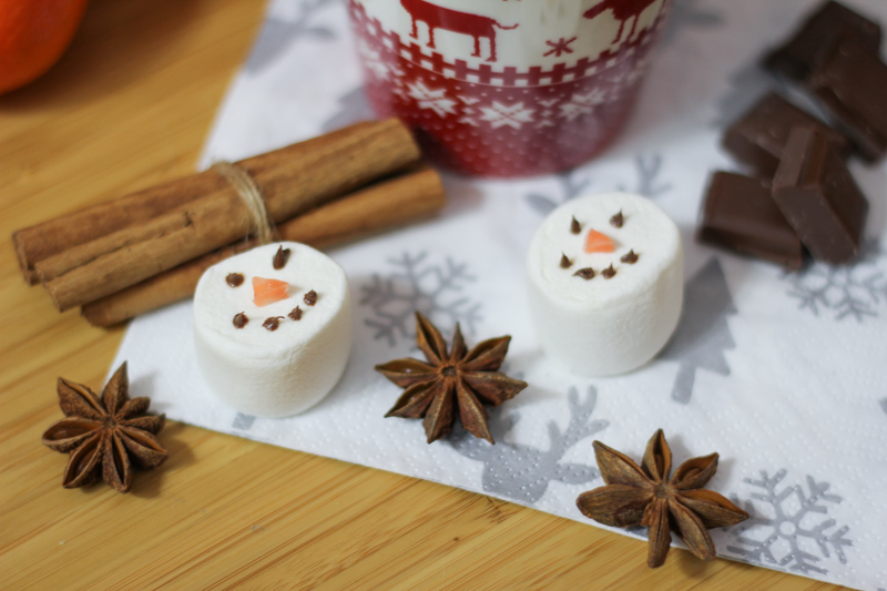 recette chocolat chaud aux épices - Noël (via mercipourlechocolat.fr)