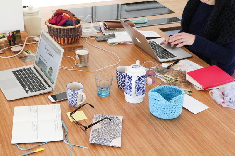 Travailler à la maison et coworking (via mercipourlechocolat.fr)