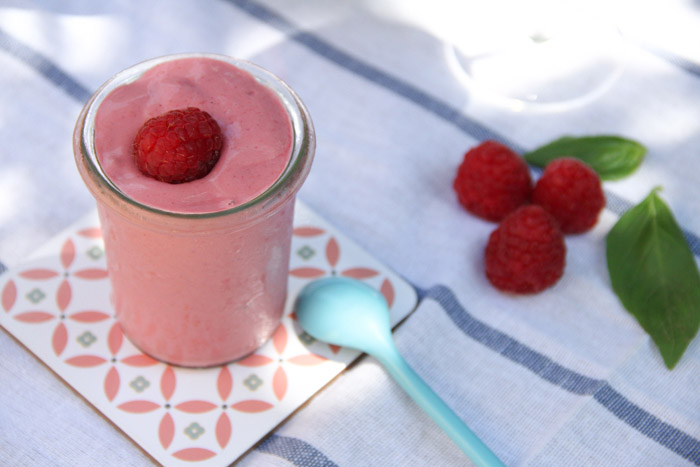 Recette facile FROZEN YOGURT FRAMBOISE BASILIC (via mercipourlechocolat.fr)