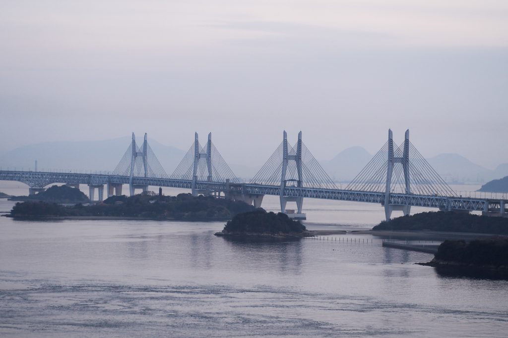 KURASHIKI, JAPON - pont de Setouchi, Washuzan Hill