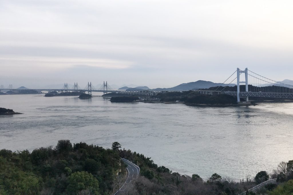 KURASHIKI, JAPON - pont de Setouchi, Washuzan Hill