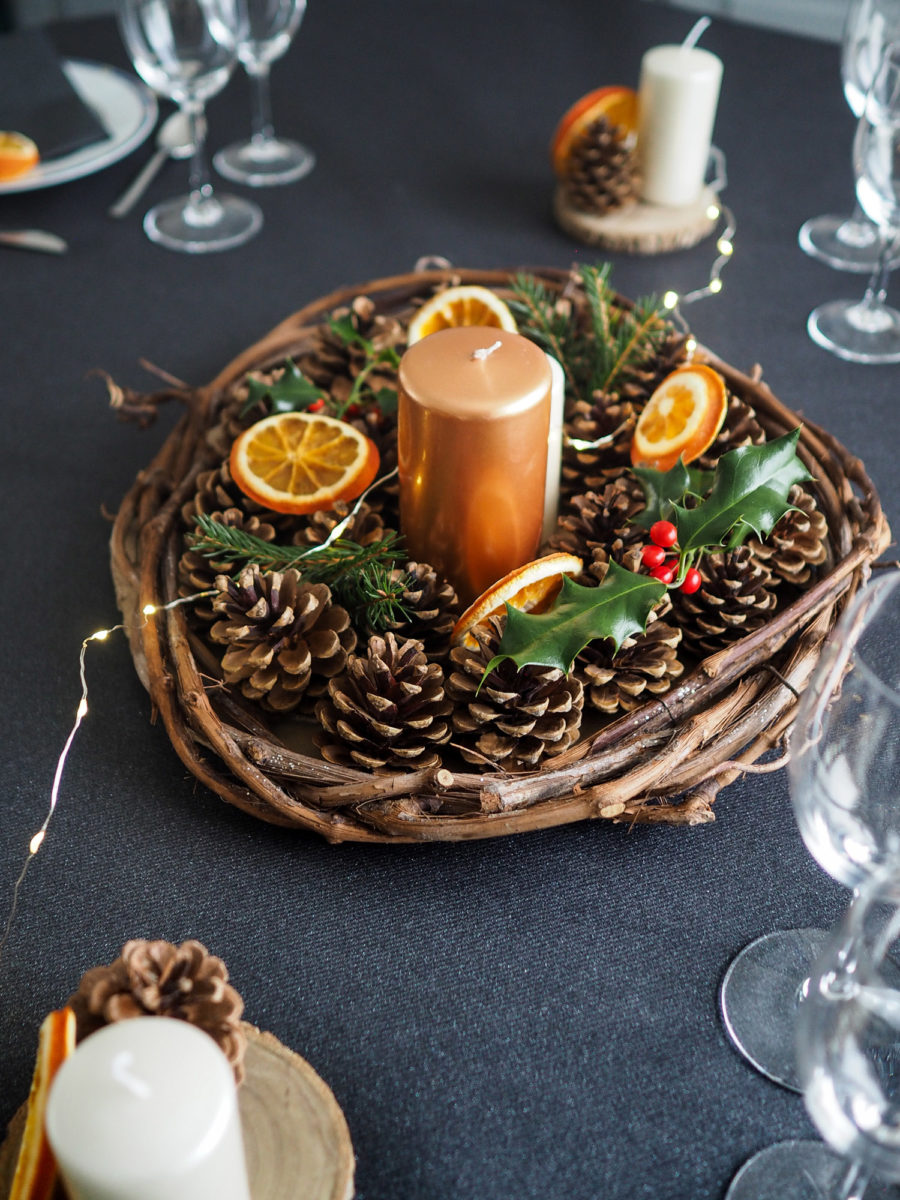 Une Table Avec Une Bougie, Un Sapin De Noël Et Un Verre De Vin Dessus