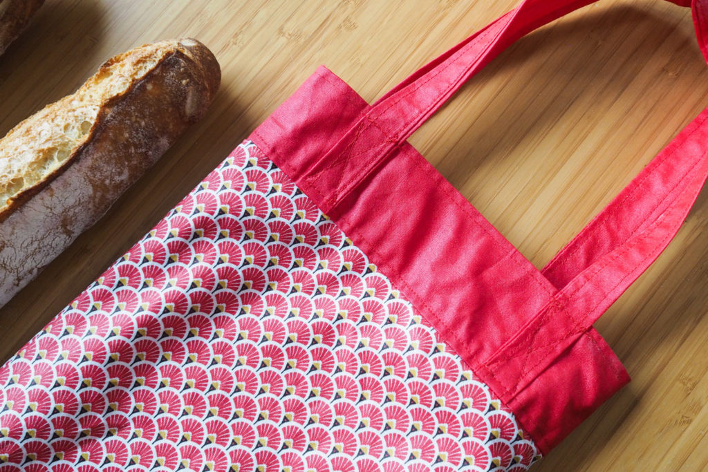 DIY - couture facile : sac à pain réversible en coton enduit (via mercipourlechocolat.fr)