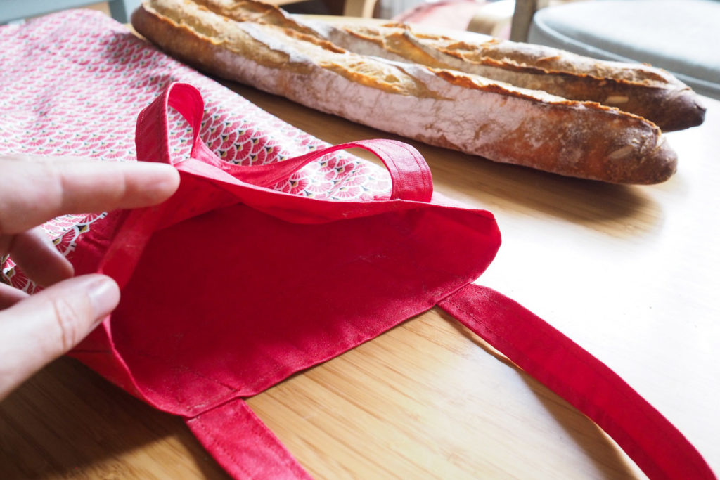 DIY - couture facile : sac à pain réversible en coton enduit (via mercipourlechocolat.fr)