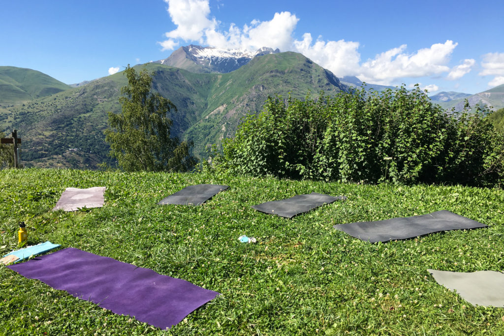 Les 2 Alpes - yoga en plein air - Lac de la Buissonière