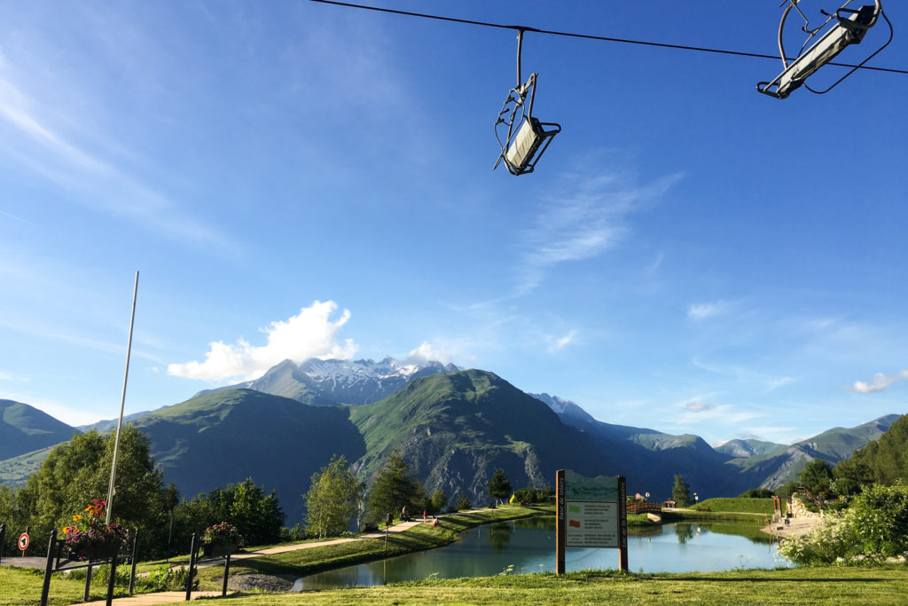 Les 2 Alpes - yoga en plein air - Lac de la Buissonière