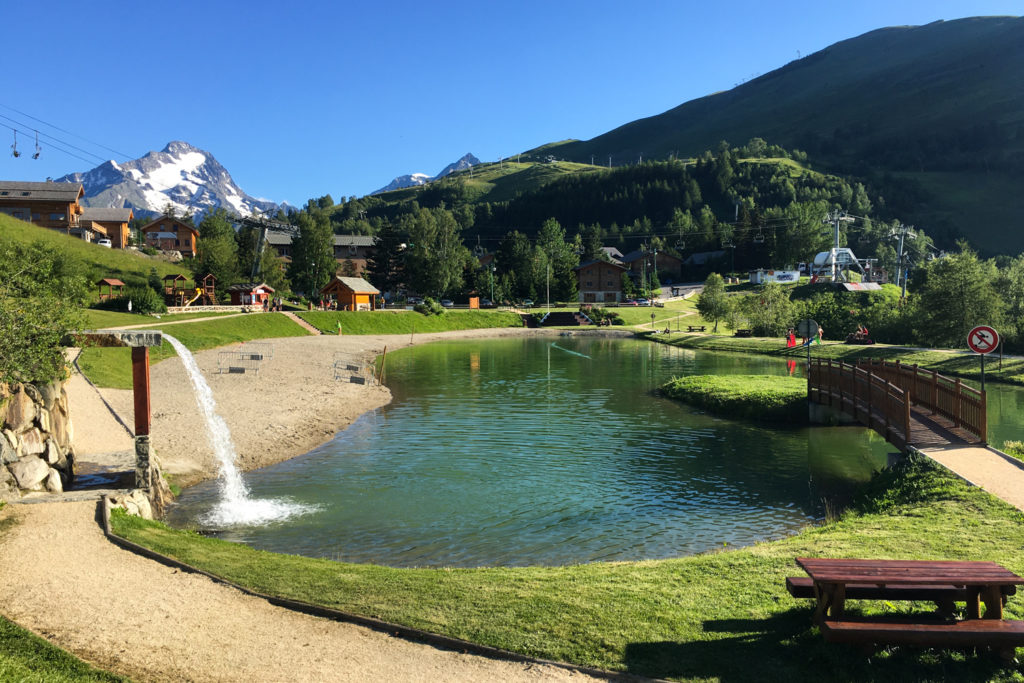 Les 2 Alpes - yoga en plein air - Lac de la Buissonnière