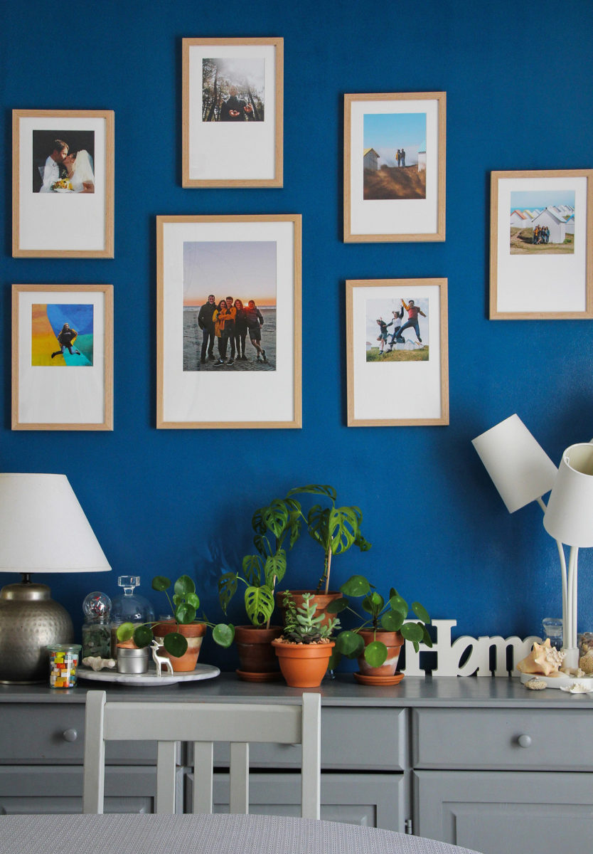 Mur de cadres marie-louise Cheerz dans mon salon (via mercipourlechocolat.fr)