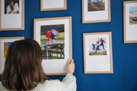 Mur de cadres marie-louise Cheerz dans mon salon (via mercipourlechocolat.fr)