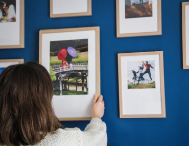 Mur de cadres marie-louise Cheerz dans mon salon (via mercipourlechocolat.fr)