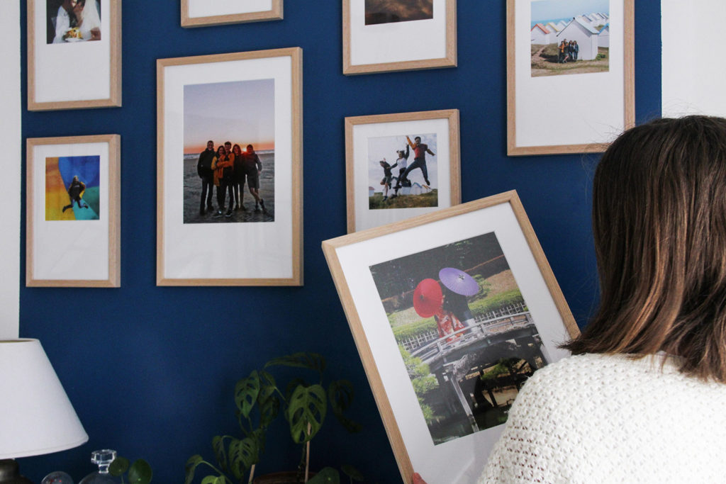 Mur de cadres marie-louise Cheerz dans mon salon (via mercipourlechocolat.fr)