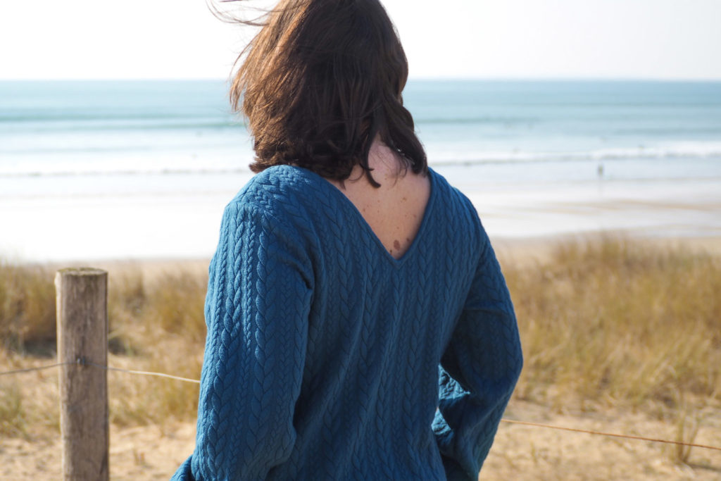 Couture - sweat Alice Fibremood en maille torsadée - col V devant ou derrière (via mercipourlechocolat.fr)